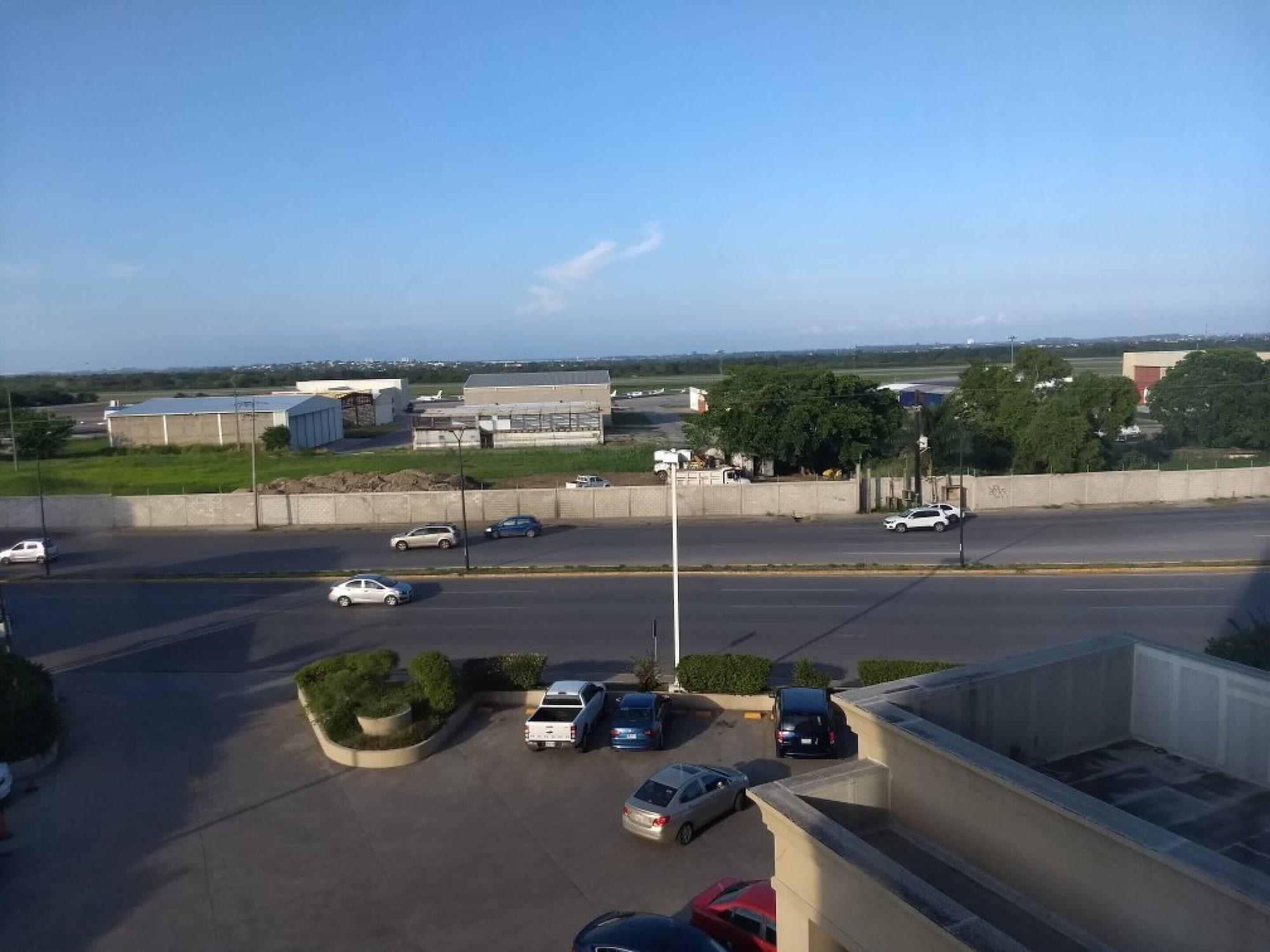 Hampton Inn Tampico Airport Esterno foto
